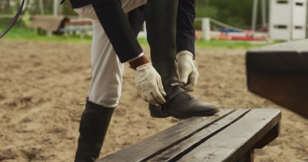 Vista Laterale Sezione Bassa Equestre Afroamericano Elegantemente Vestito Che Indossa — Video Stock