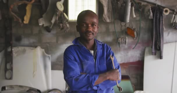 Πορτραίτο Ενός Χαρούμενου Αφρικανού Άντρα Που Χτυπάει Ένα Εργαστήρι Πόλης — Αρχείο Βίντεο