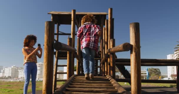 Zijaanzicht Van Gemengde Ras Vrouw Met Haar Zoon Genieten Van — Stockvideo