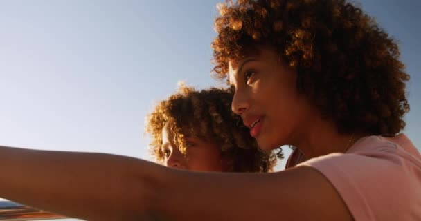 Vista Laterale Vicino Della Donna Razza Mista Con Suo Figlio — Video Stock