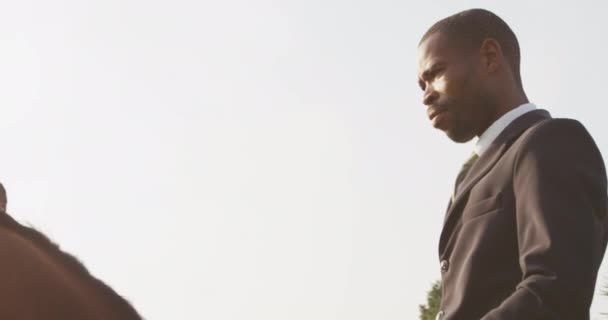 Вид Сбоку Умно Одетого Афроамериканца Скачущего Лошади Паддоке Солнечный День — стоковое видео