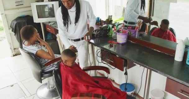 Şehirdeki Bir Kuaförde Afrikalı Bir Çocuğun Saçlarını Örgü Saçlı Afrikalı — Stok video