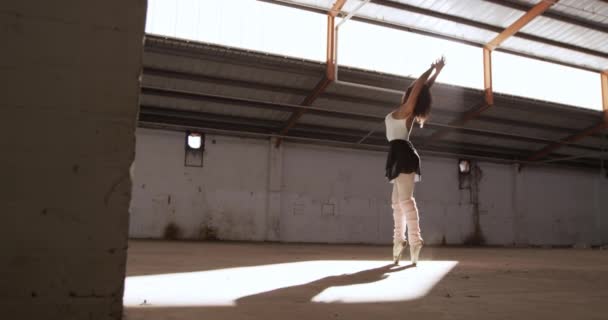 Flache Seitenansicht Einer Gemischten Rasse Balletttänzerin Die Einer Leeren Lagerhalle — Stockvideo