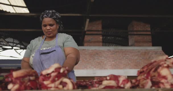 Vooraanzicht Van Een Afrikaanse Slager Met Een Hoofddoek Een Township — Stockvideo