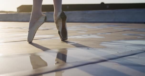 Primer Plano Las Piernas Una Bailarina Ballet Que Practica Azotea — Vídeo de stock