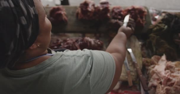Por Encima Vista Del Hombro Una Carnicera Africana Con Pañuelo — Vídeos de Stock