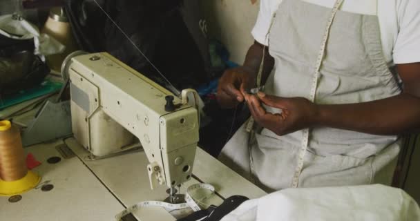 Вид Спереди Африканского Портного Городской Мастерской Сидящего Швейной Машинки Готовящего — стоковое видео