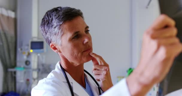 Vista Frontal Uma Médica Caucasiana Pensativa Examinar Relatório Raio Enfermaria — Vídeo de Stock