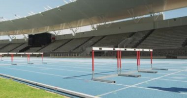 Kafkas bayan bir sporcunun spor stadyumunda antrenman yaptığını, koşu pistinde ağır çekimde savrulduğunu görüyor. Stadyumda Koşu ve Spor Eğitimi.