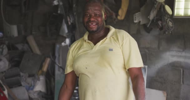 Portret Van Een Blije Afrikaanse Klusjesman Een Township Workshop Kijkend — Stockvideo