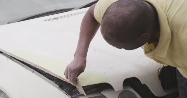 Kasaba Atölyesinde Bir Afrikalı Erkek Panelcinin Yan Görüntüsü Araba Kaputu — Stok video