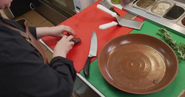 一个白人女厨师在一个繁忙的餐馆厨房工作 准备和切肉 在商业厨房工作的忙碌的厨师 — 图库视频影像
