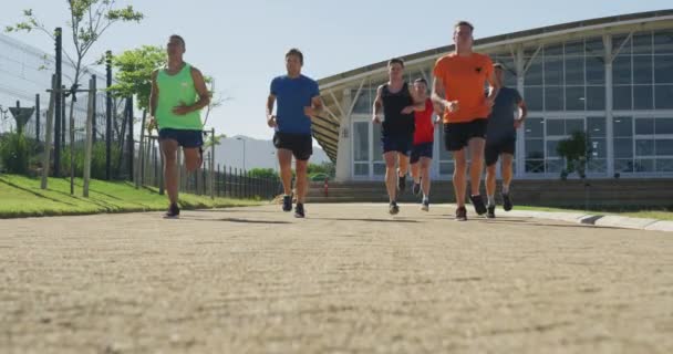 Nízký Pohled Zepředu Multietnickou Skupinu Mužských Běžců Trénujících Sportovním Hřišti — Stock video