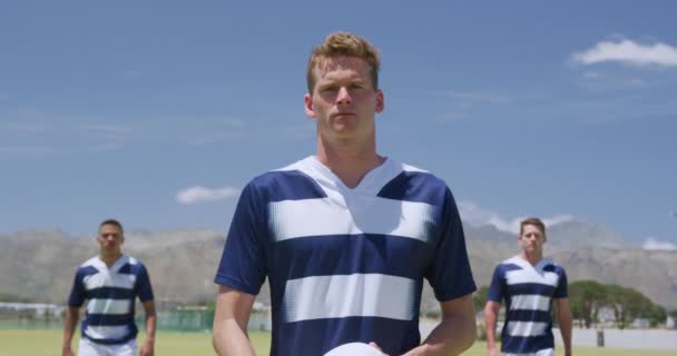 Vista Frontal Jogador Rugby Masculino Caucasiano Segurando Bola Com Caucasiano — Vídeo de Stock