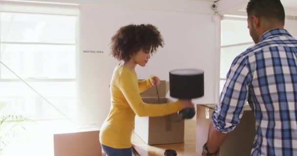 Vista Lateral Una Mujer Raza Mixta Hombre Trabajando Una Oficina — Vídeo de stock