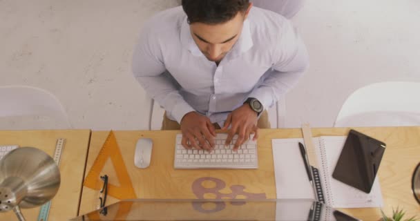 在创造性的办公室里工作 坐在办公桌前 在电脑键盘上打字的混血儿的高透视 — 图库视频影像