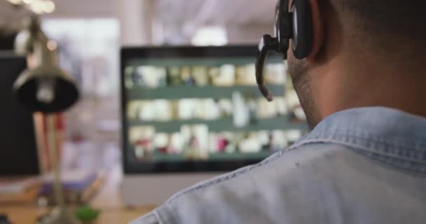 Yaratıcı Ofiste Çalışan Kulaklık Takan Bilgisayar Ekranına Bakan Ağır Çekimde — Stok video