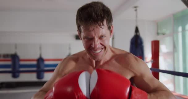 Portrait Boxeur Masculin Caucasien Réchauffant Regardant Caméra Dans Gymnase Boxe — Video