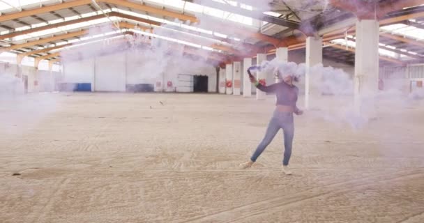 Вид Сбоку Танцовщицу Смешанной Расы Пустом Складе Бегущую Держащую Дымовую — стоковое видео