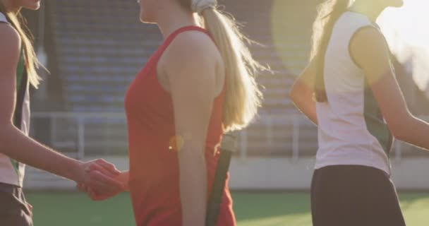 两队年轻的白人女子曲棍球选手在体育场的球场上握手 动作缓慢 — 图库视频影像