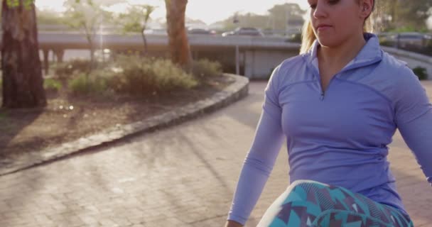 Planda Kuyruklu Uzun Saçlı Spor Elbiseli Parkta Egzersiz Yaparken Bacağını — Stok video