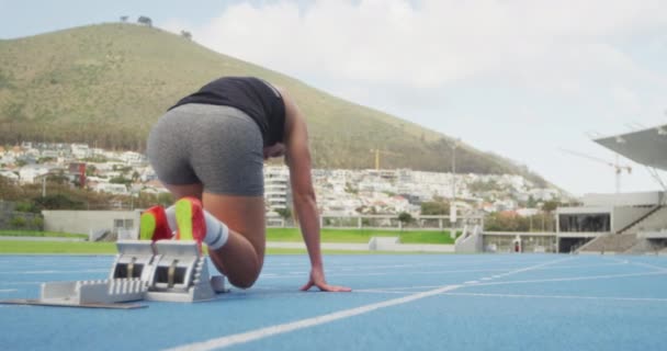 Vista Trasera Una Atleta Caucásica Practicando Estadio Deportivo Comenzando Correr — Vídeo de stock