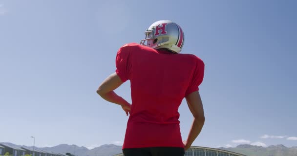 Задній Вигляд Змішаного Американського Футболіста Який Вказує Пальцем Небо Спортивному — стокове відео