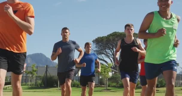 Vista Frontal Grupo Multiétnico Corredores Masculinos Entrenando Campo Deportes Corriendo — Vídeo de stock