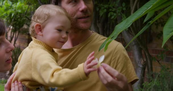 一对白种人夫妇在大自然中享受家庭时光 环视四周 触摸植物 慢动作的侧视图 — 图库视频影像