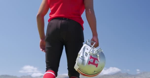 Vue Arrière Angle Bas Footballeur Américain Métis Tenant Son Casque — Video