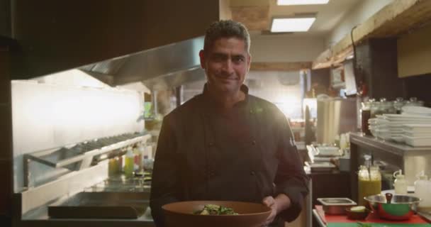 Retrato Cozinheiro Caucasiano Trabalhando Uma Cozinha Movimentada Restaurante Apresentando Prato — Vídeo de Stock