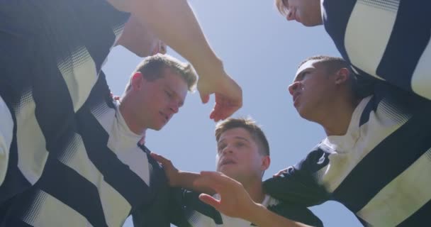 Nízký Úhel Přední Pohled Multietnickou Skupinu Mužských Rugby Hráčů Trénujících — Stock video