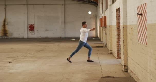 Vista Frontal Bailarino Caucasiano Praticando Armazém Vazio Dançando Girando Câmera — Vídeo de Stock