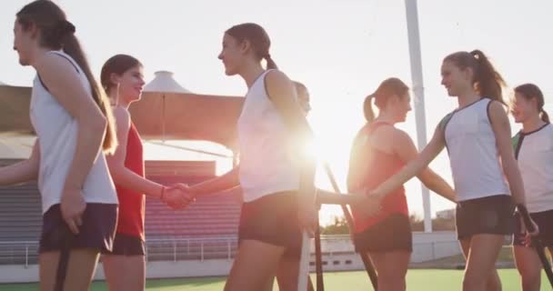 Bir Maçtan Sonra Spor Sahasında Sıkışan Iki Beyaz Kadın Hokey — Stok video
