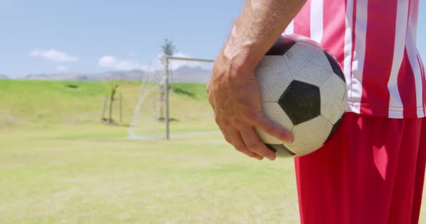 Zijaanzicht Midden Een Blanke Mannelijke Voetballer Die Een Teamstrip Draagt — Stockvideo