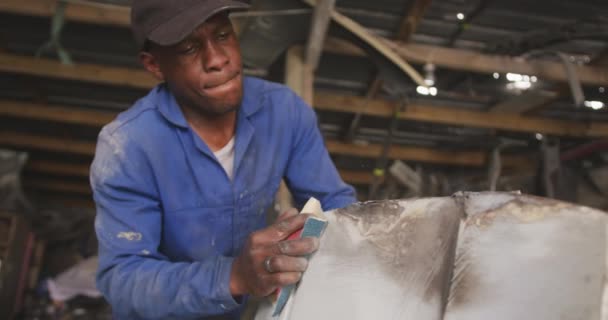 Frontansicht Eines Afrikanischen Männlichen Plattenschlagers Einer Township Werkstatt Der Oberfläche — Stockvideo