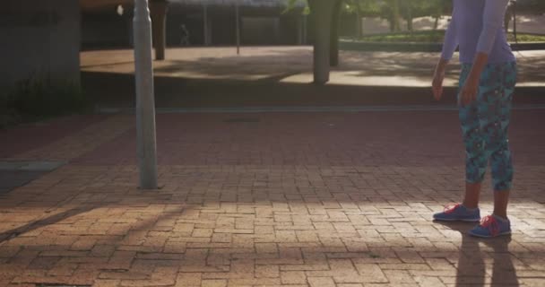 Zijaanzicht Van Een Jonge Blanke Vrouw Die Sportkleding Draagt Die — Stockvideo