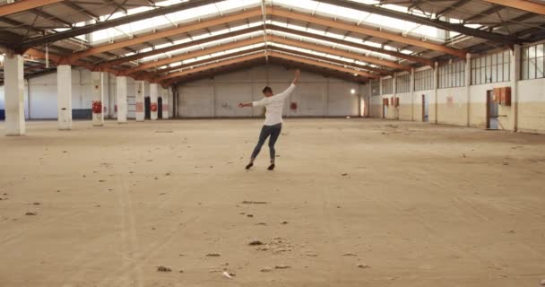 Frontansicht Eines Kaukasischen Männerballetts Das Einer Leeren Lagerhalle Übt Tanzt — Stockvideo
