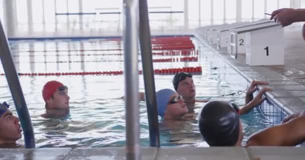 Vista Lateral Treinador Masculino Caucasiano Nadadores Sexo Masculino Piscina Sofá — Vídeo de Stock