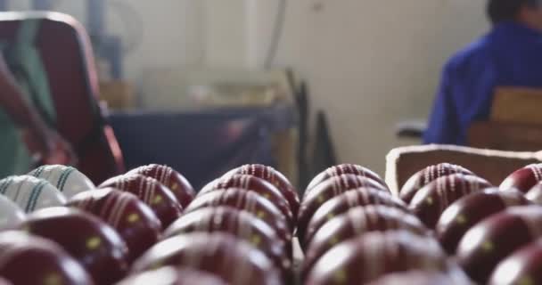Přední Pohled Zblízka Bednu Dokončených Kriketových Míčků Pracovním Stole Továrně — Stock video