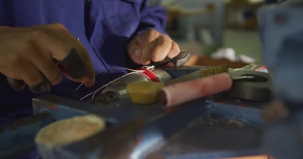 Vooraanzicht Middendeel Van Een Afro Amerikaanse Man Werkzaam Een Werkplaats — Stockvideo