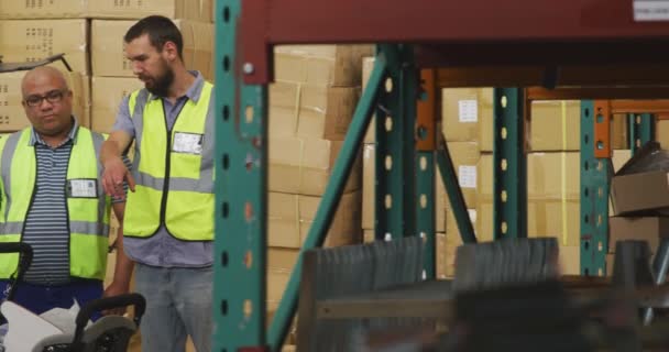 Vooraanzicht Van Een Gemengd Spoor Een Blanke Mannelijke Werknemer Een — Stockvideo