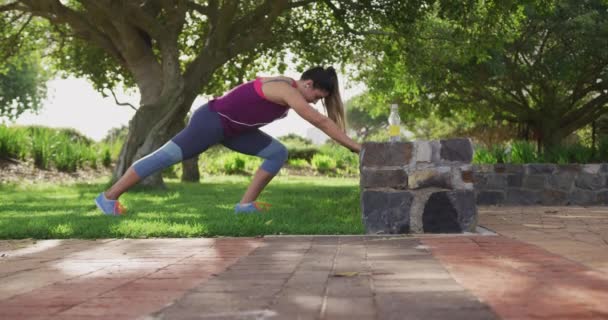 Parkta Egzersiz Yaparken Alçak Duvarda Esneyen Spor Kıyafetleri Giyen Beyaz — Stok video
