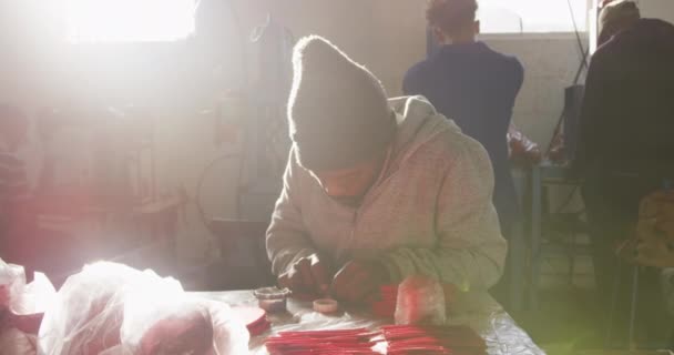Перший Погляд Афроамериканець Капелюсі Який Сидить Робочому Місці Фабриці Виготовляє — стокове відео