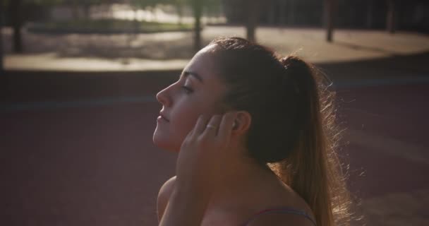 Vista Frontal Cerca Una Joven Mujer Caucásica Con Ropa Deportiva — Vídeos de Stock