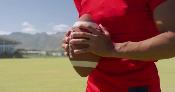 Vista Lateral Mitad Sección Jugador Fútbol Americano Raza Mixta Sosteniendo — Vídeos de Stock