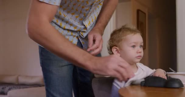 Sidovy Mitt Ett Kaukasiskt Par Njuter Familjens Tid Hemma Städa — Stockvideo