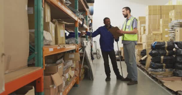 Trabajador Afroamericano Supervisor Caucásico Almacén Almacenamiento Una Fábrica Que Fabrica — Vídeos de Stock