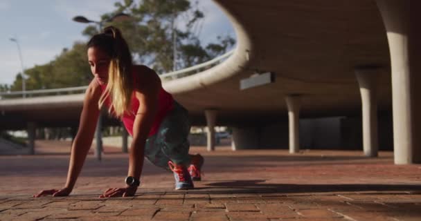 Vooraanzicht Van Een Jonge Blanke Vrouw Die Sportkleding Draagt Die — Stockvideo