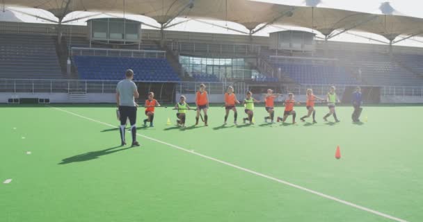 Rear View Caucasian Male Hockey Coach Standng Watching Team Caucasian — 비디오